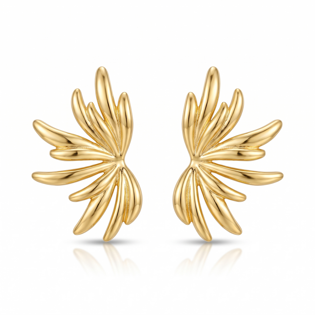 Paire de puces d'oreilles dorées sculptées en éventail, sur fond blanc