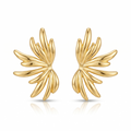 Paire de puces d'oreilles dorées sculptées en éventail, sur fond blanc