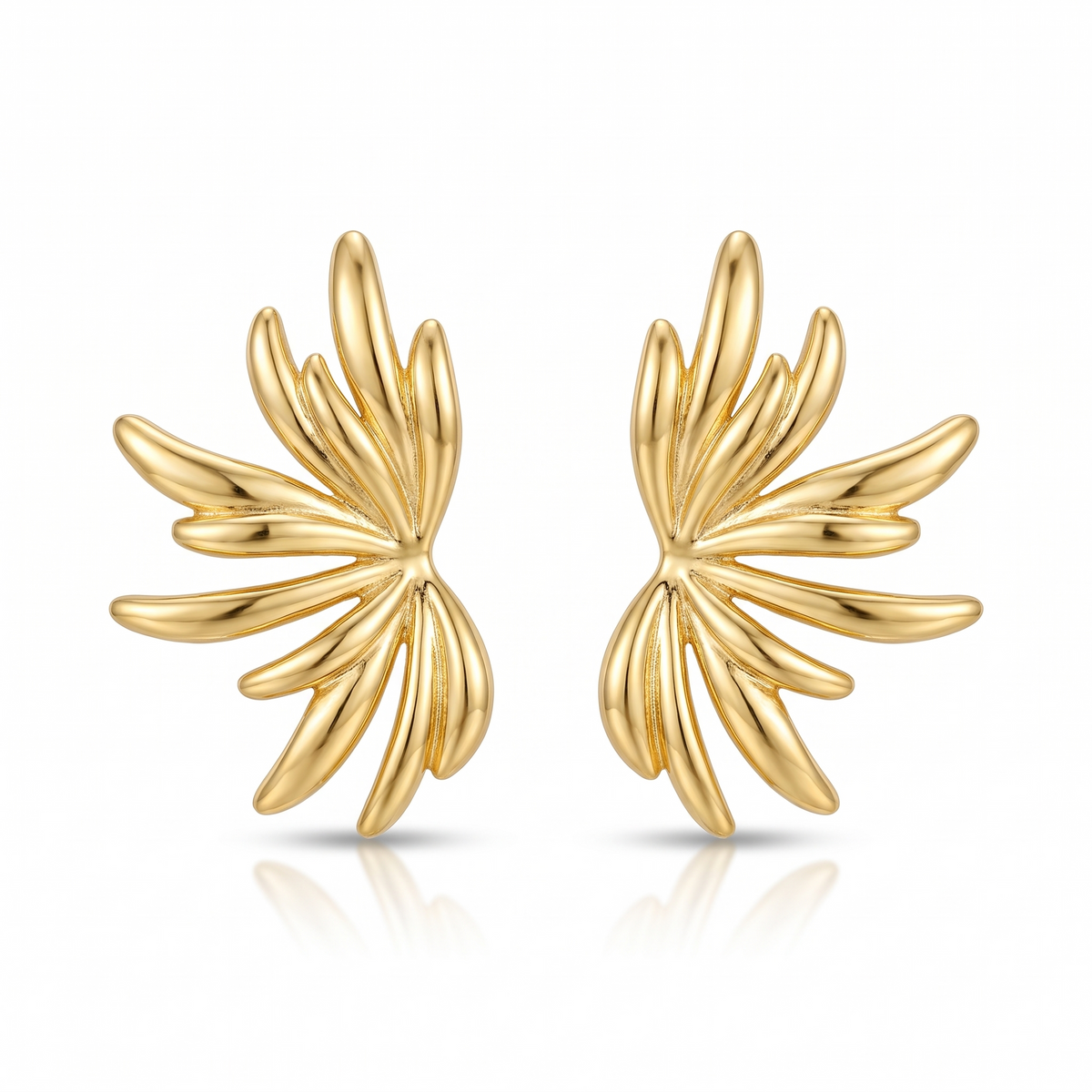 Paire de puces d'oreilles dorées sculptées en éventail, sur fond blanc