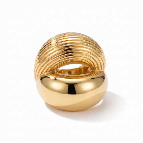 Grosse bague dôme dorée aux sillons en spirale, sur fond blanc