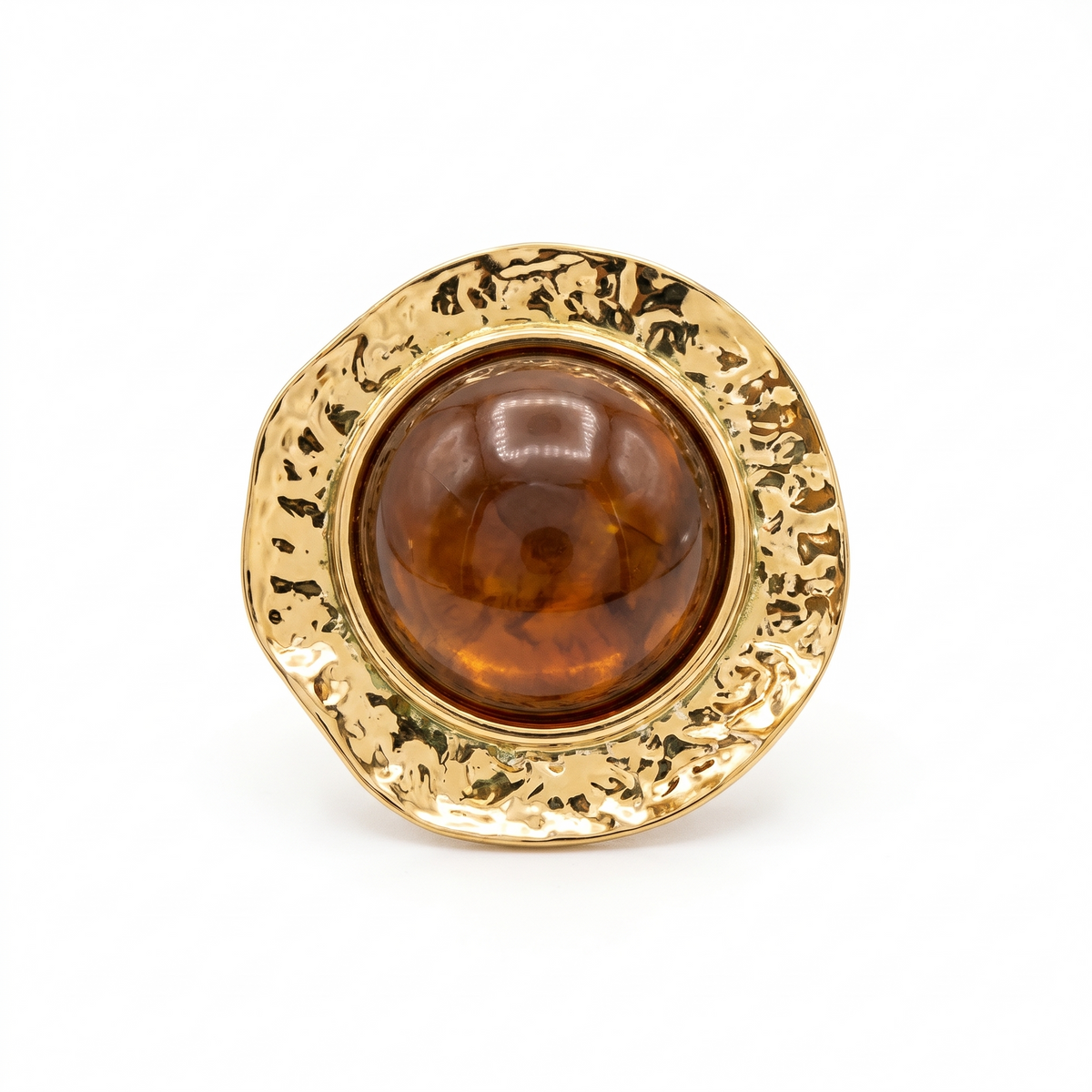 Bague dorée martelée sertie d'un gros cabochon en résine couleur ambre, sur fond blanc