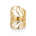 Bague large dorée ajourée au motif de nervures de feuilles, sur fond blanc