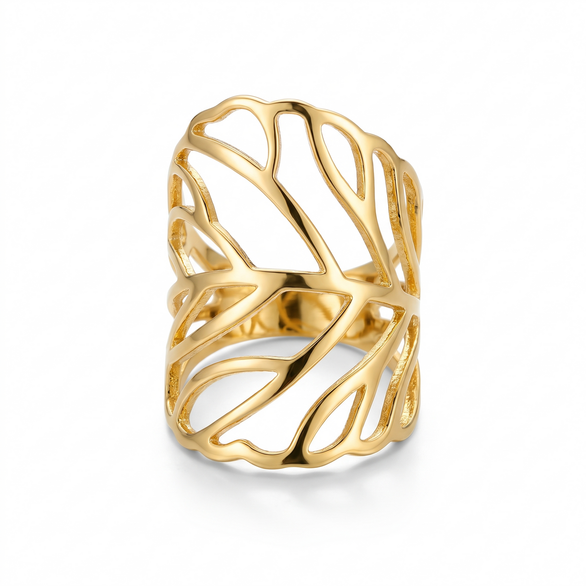 Bague large dorée ajourée au motif de nervures de feuilles, sur fond blanc