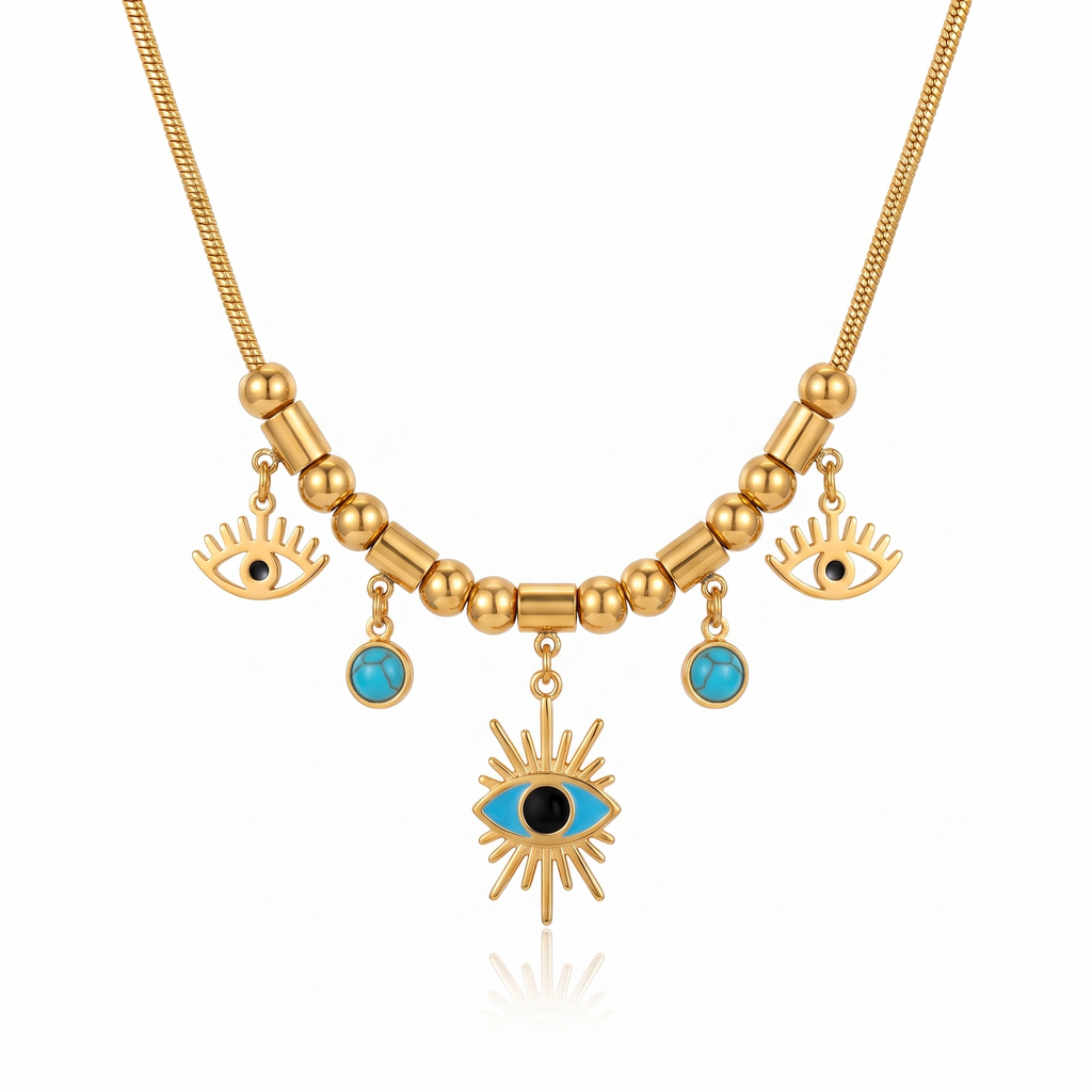 Collier doré à breloques avec perles dorées, yeux en émail et soleil à l'œil bleu, sur fond blanc