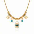 Collier doré à breloques avec perles dorées, yeux en émail et soleil à l'œil bleu, sur fond blanc