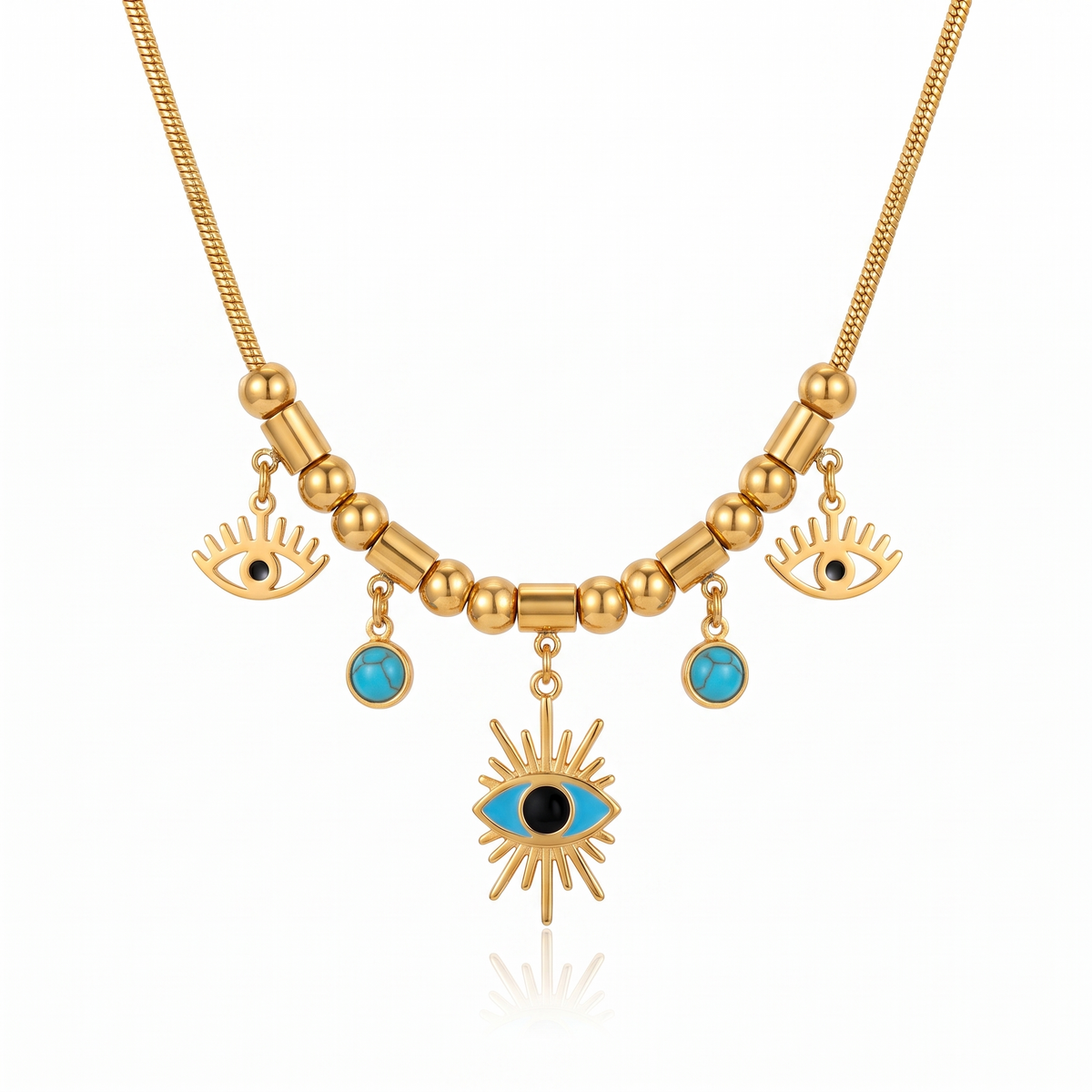 Collier doré à breloques avec perles dorées, yeux en émail et soleil à l'œil bleu, sur fond blanc
