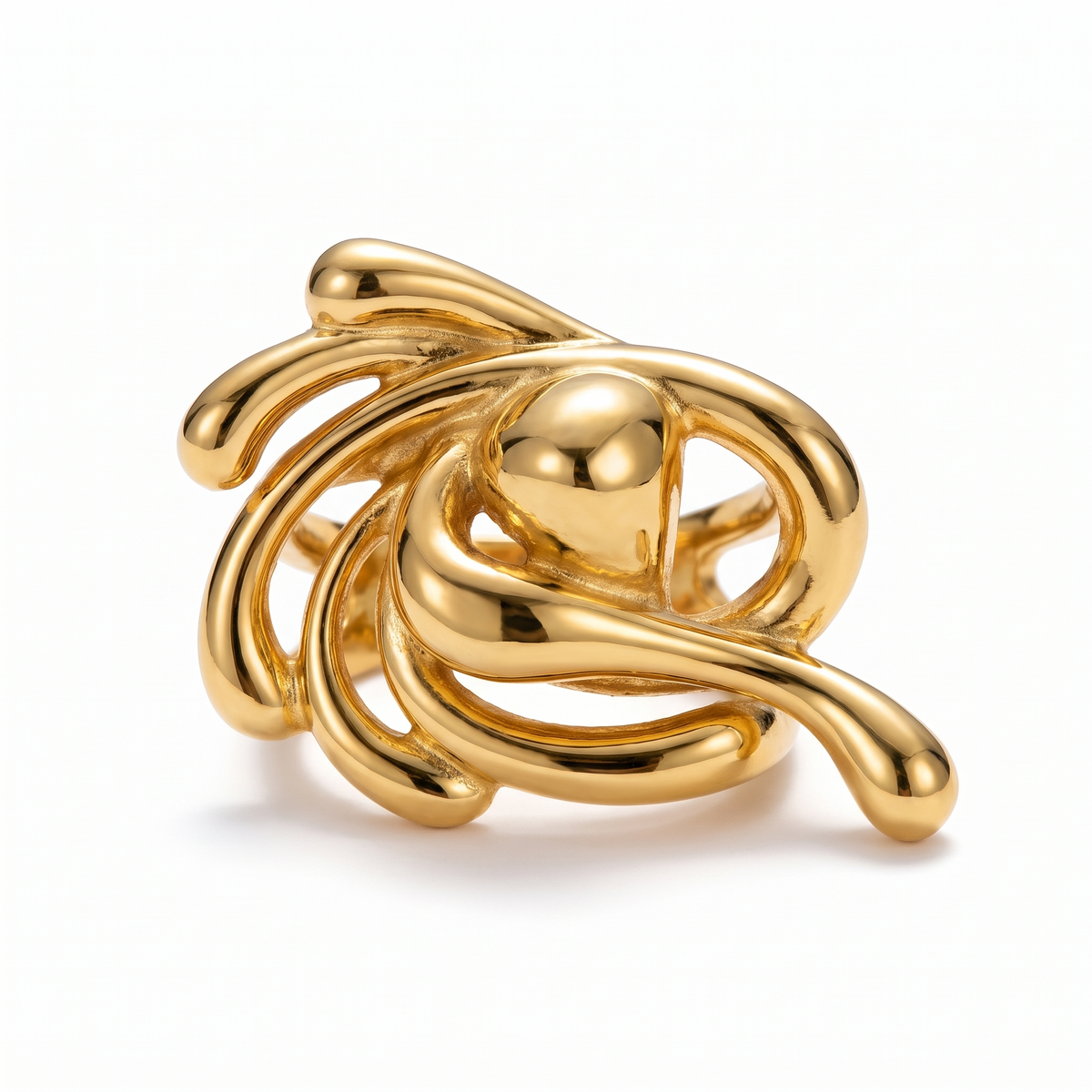 Grosse bague dorée sculptée aux volutes épaisses en forme de nœud, sur fond blanc