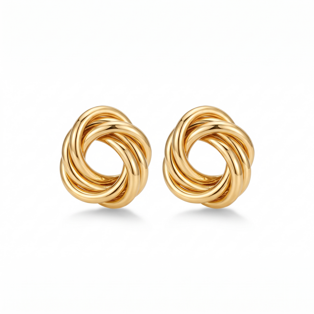 Paire de puces d'oreilles en forme de nœud doré épais et poli, sur fond blanc