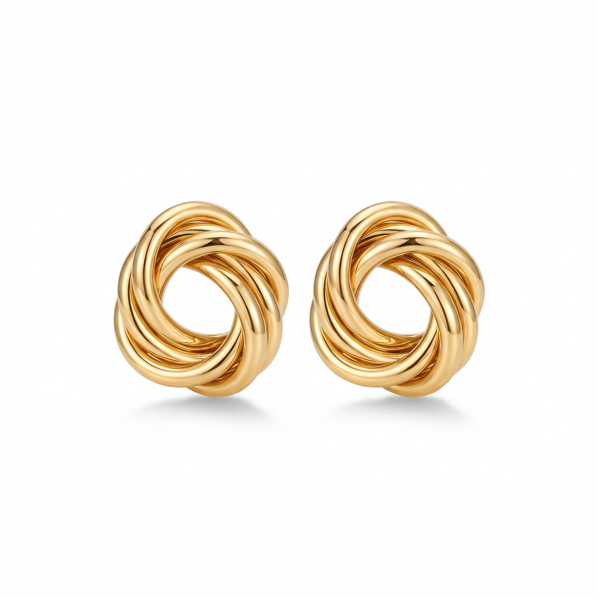 Paire de puces d'oreilles en forme de nœud doré épais et poli, sur fond blanc