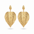 Paire de grandes boucles d'oreilles en forme de feuille dorée aux nervures en relief, sur fond blanc