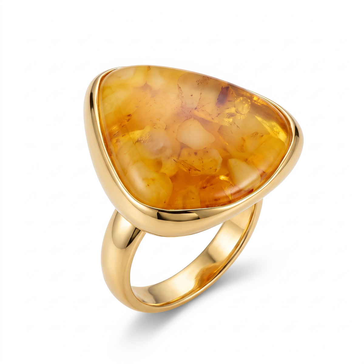 Bague cocktail dorée sertie d'une grosse pierre irrégulière en résine couleur ambre, sur fond blanc