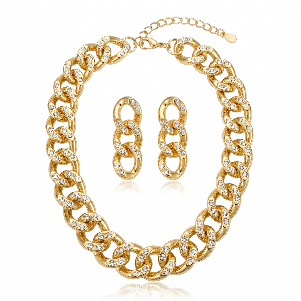 Collier grosse gourmette dorée cloutée de strass et boucles d'oreilles assorties, sur fond blanc
