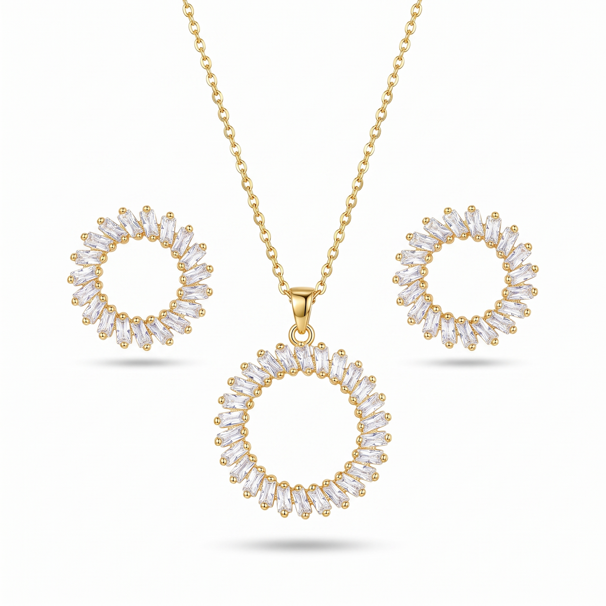 Parure dorée avec collier soleil en zircons taille baguette et puces d'oreilles assorties, sur fond blanc