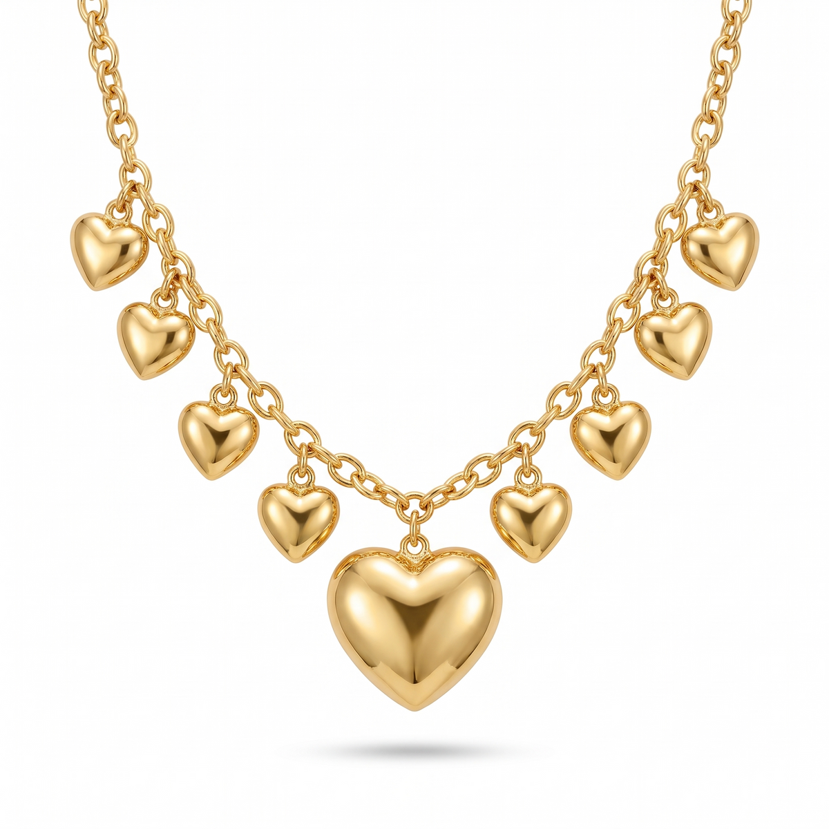 Collier doré composé d'une rangée de petits cœurs bombés et d'un grand cœur central, sur fond blanc