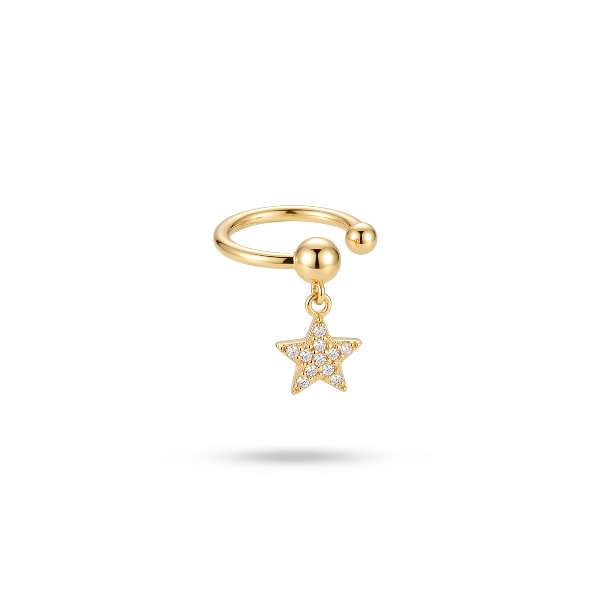 Ear cuff doré sans perçage orné d'une petite étoile et de zircons, sur fond blanc