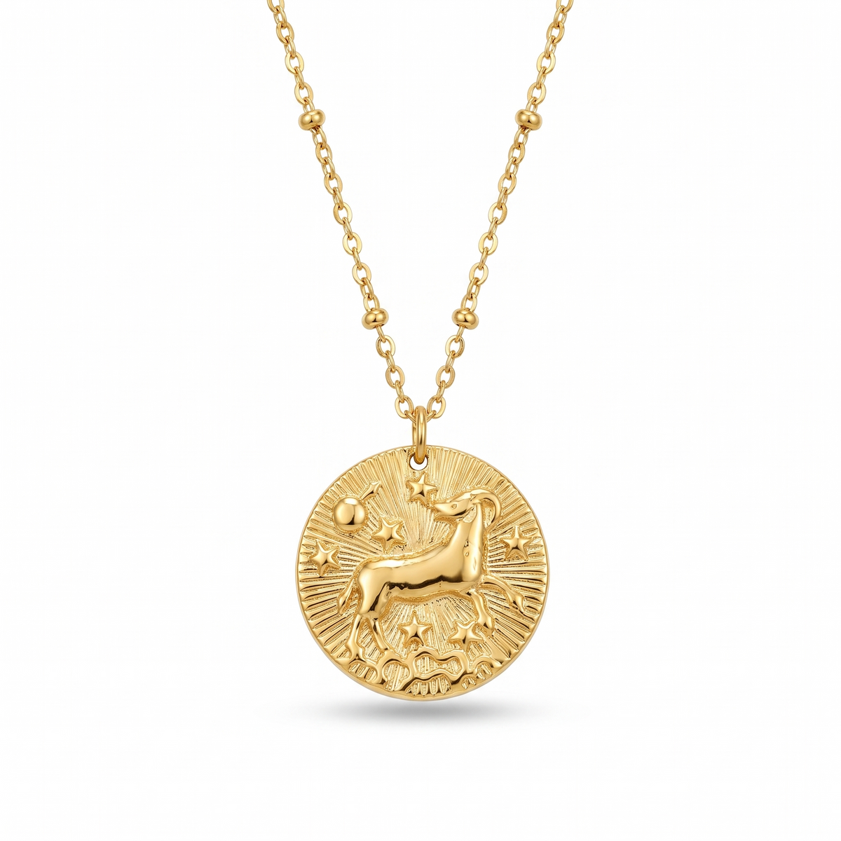 Collier doré à médaille ronde gravée d'un signe astrologique et d'étoiles, chaîne fine, sur fond blanc
