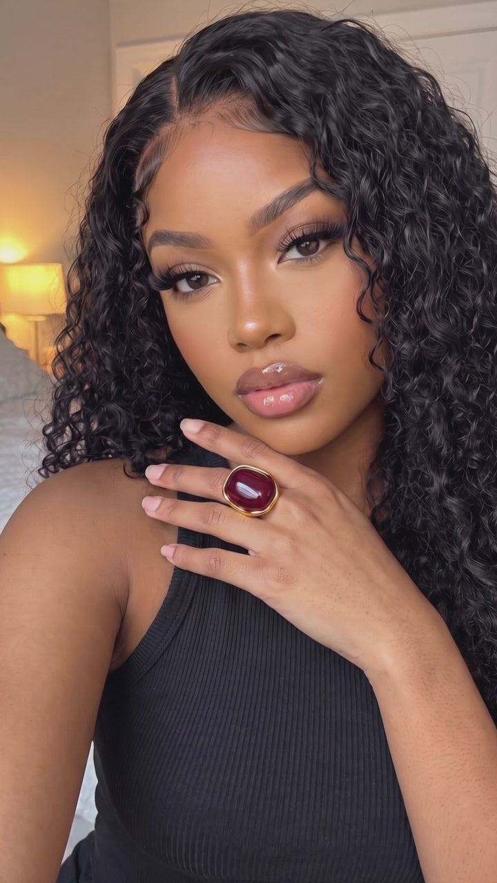 Vidéo : bague cabochon dorée portée au doigt