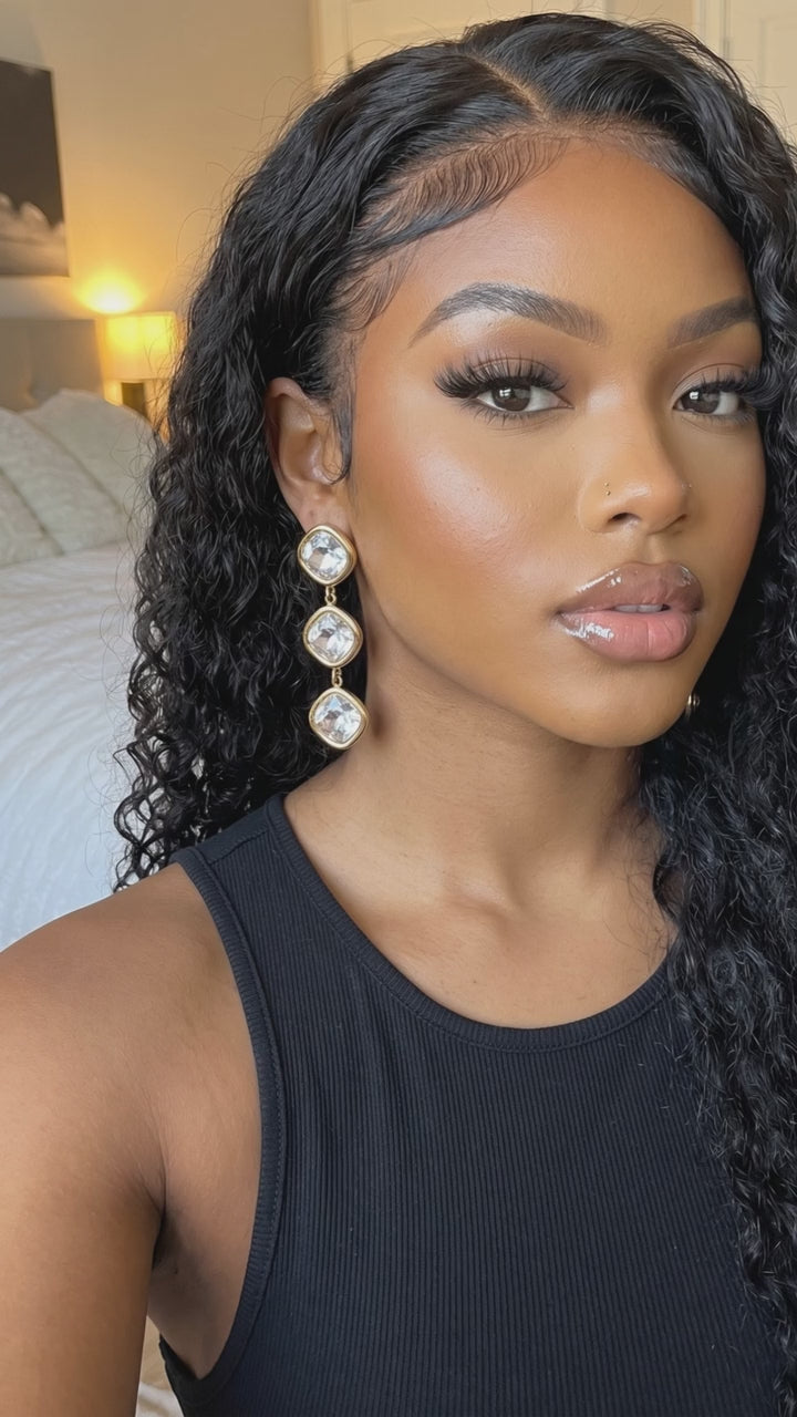 Vidéo : boucles d'oreilles pendantes à trois cristaux portées